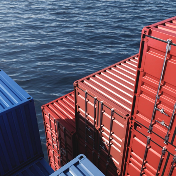 Conteneurs sea rouges et bleus empilés sur un navire en mer illustrant leur usage dans le transport maritime