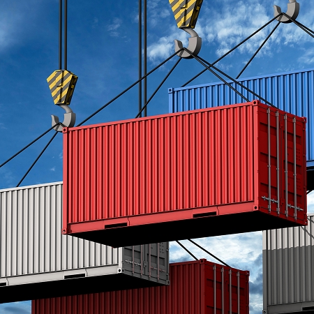 Grue soulevant un conteneur rouge dans un parc logistique pour illustrer le coût d'achat d'un conteneur