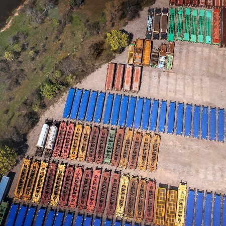 Vue aérienne d'un parc de conteneurs usagés colorés disponibles pour livraison dans la région de Québec