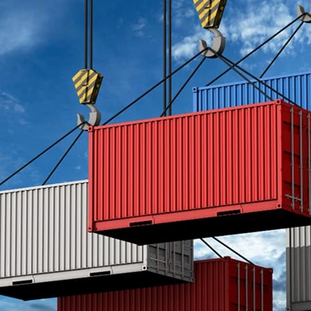H2 Neuf one trip ou usage quel etat pour un projet maison Une grue soulève plusieurs conteneurs sous un ciel bleu.